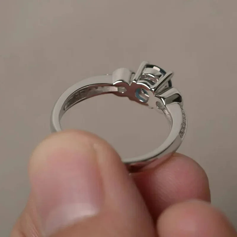 Elegante Damenaccessoires: Minimalistische 925 Silber Eheringe mit blauem Zirkonia