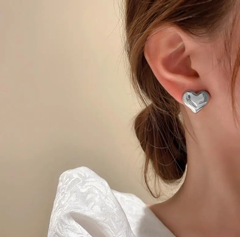 Elegante Silberfarbene LOVE Herz Ohrstecker für Frauen - Hochzeitsgeschenk, allergiefrei