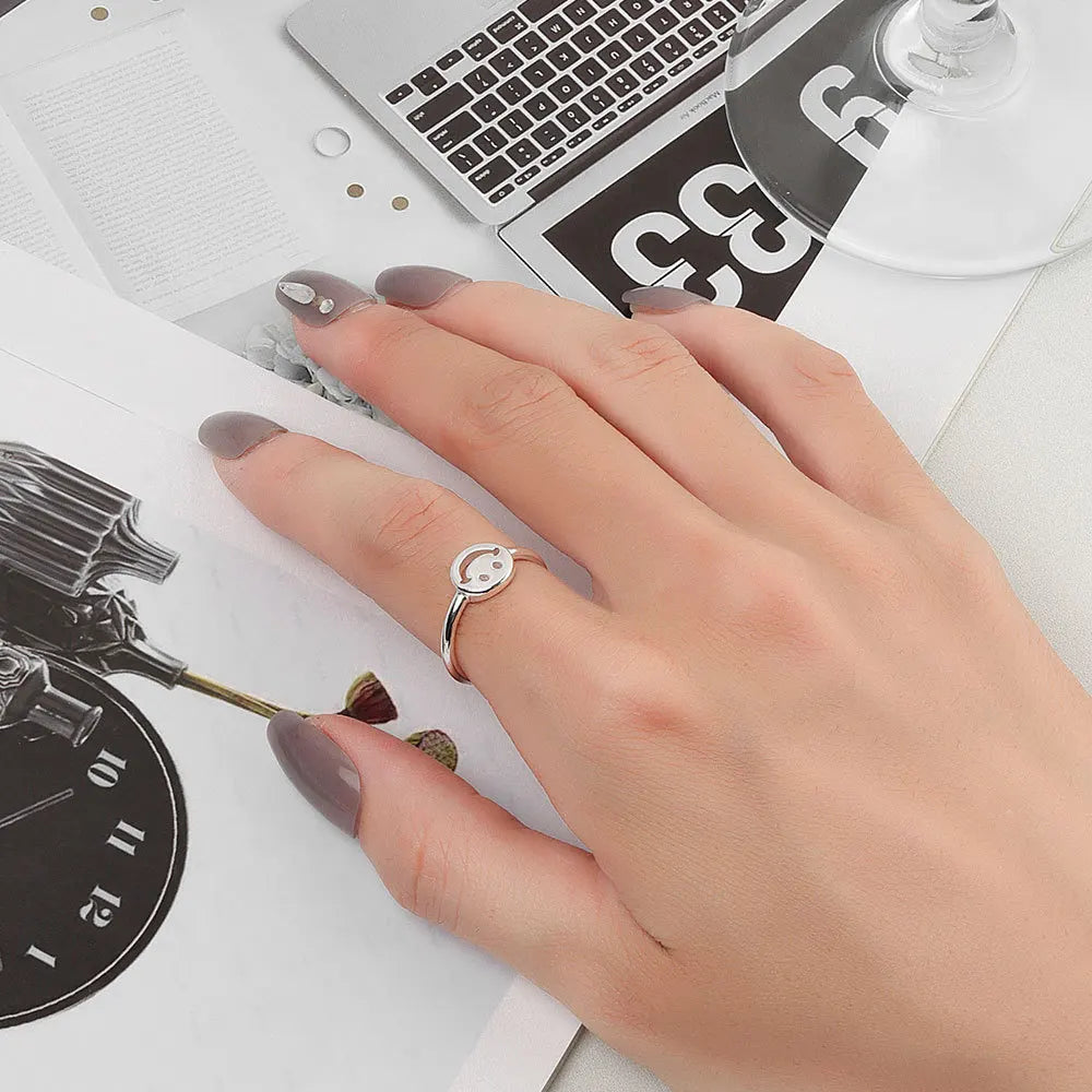 Einfacher verstellbarer Ring mit lächelndem Gesicht für Frauen