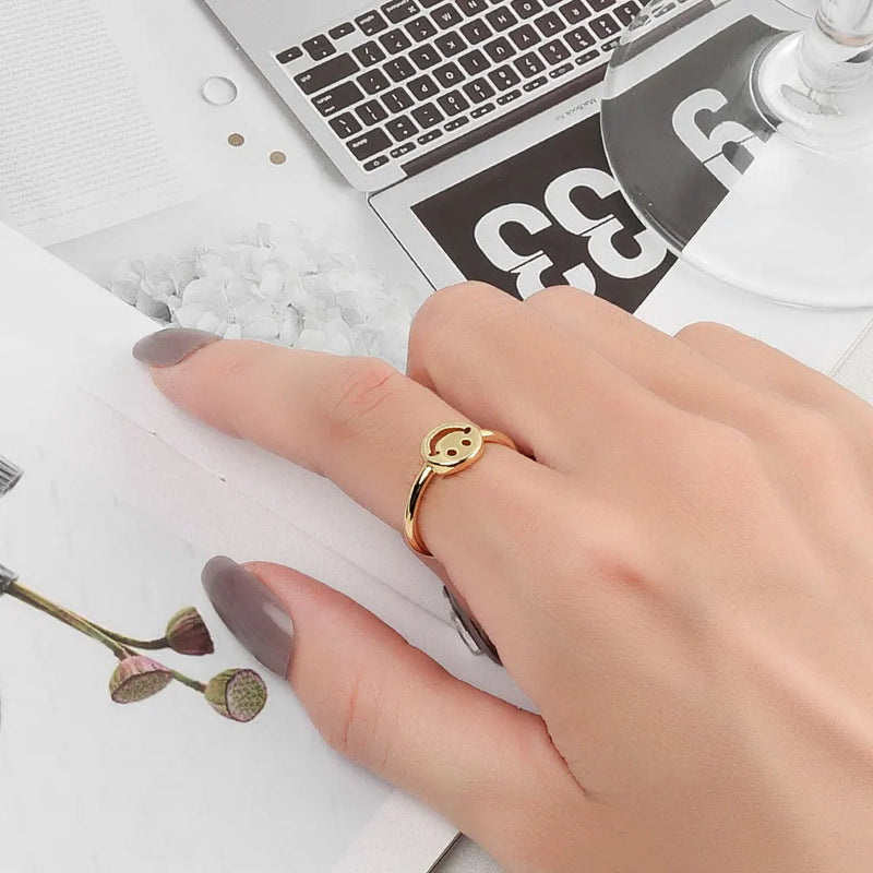 Einfacher verstellbarer Ring mit lächelndem Gesicht für Frauen