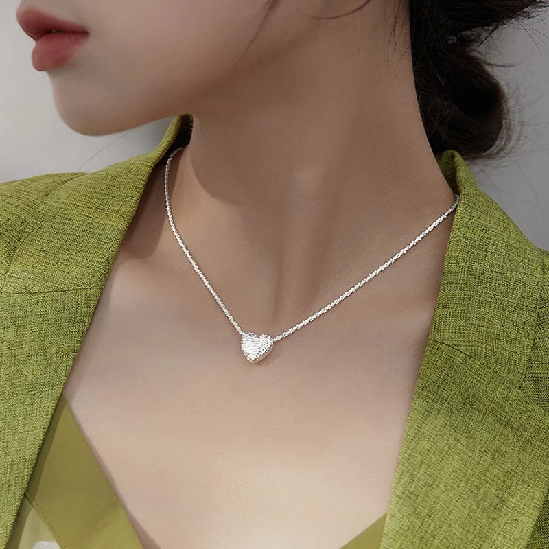 Herzanhänger mit Hammermuster aus 925er Sterlingsilber für Frauen - Boutique-Schmuckgeschenk NK153