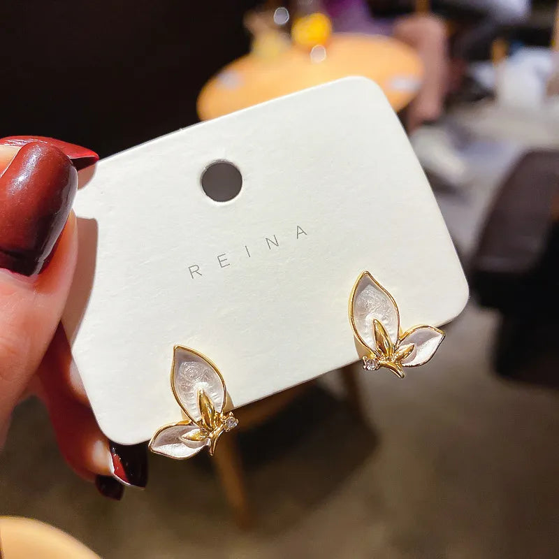 Schöne Emaille Schmetterlingsohrringe für Frauen mit goldenem Rand und Kristallen - Schmuckgeschenk