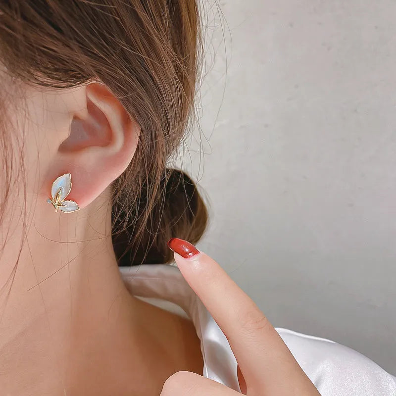 Schöne Emaille Schmetterlingsohrringe für Frauen mit goldenem Rand und Kristallen - Schmuckgeschenk