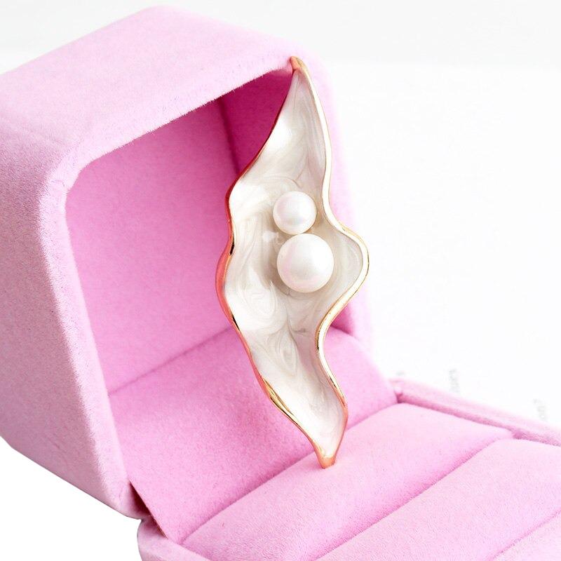 Sternenfische Und Muschelbroschen Auf Der Ozeanserie