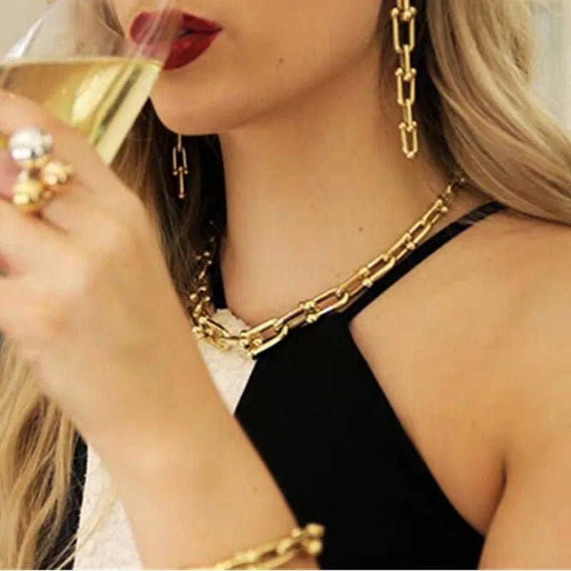 Modische Hufeisen-Ohrringe für Frauen