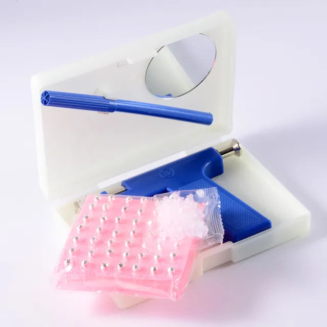 Hochwertiges Set für professionelles Ohrlochstechen mit 98 Stück Edelstahl Ohrsteckern