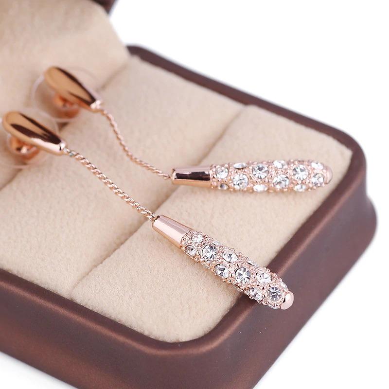 Strassstropfen Mit Langen Drop Ohrringen Besetzt