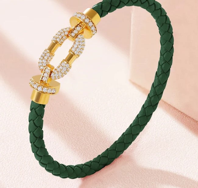 Rundes, mit Kristallen geflochtenes Lederarmband