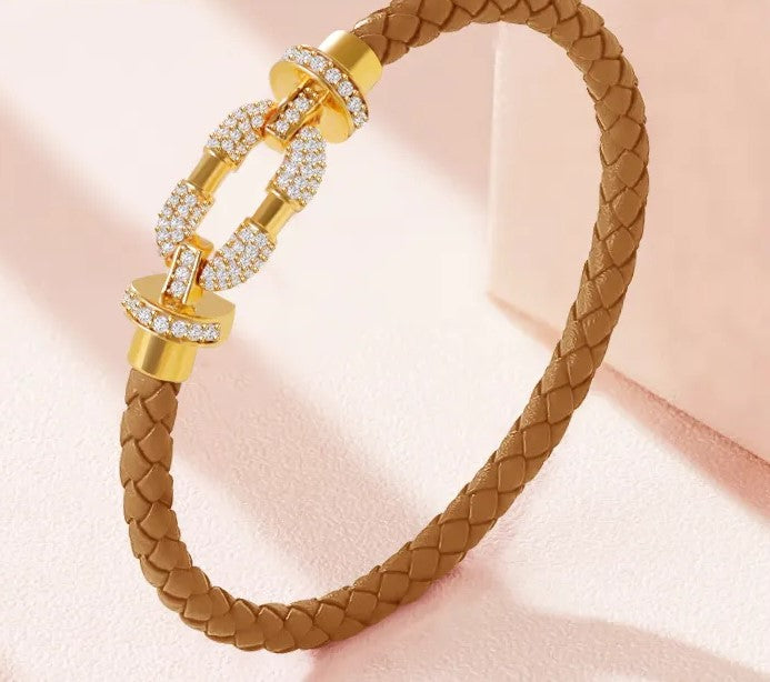 Rundes, mit Kristallen geflochtenes Lederarmband