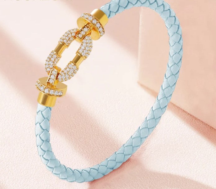 Rundes, mit Kristallen geflochtenes Lederarmband