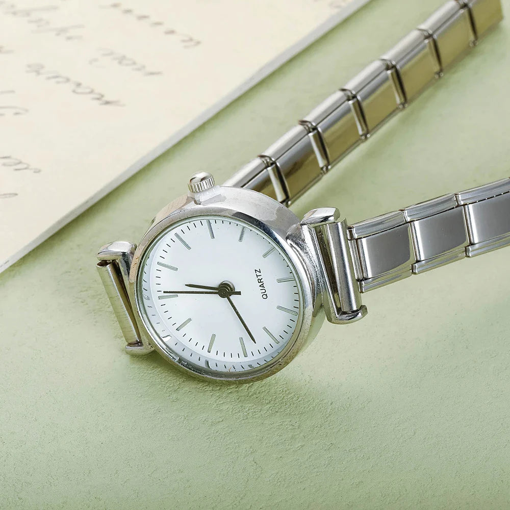 Modische Damenuhr aus Edelstahl in Weiß und Schwarz