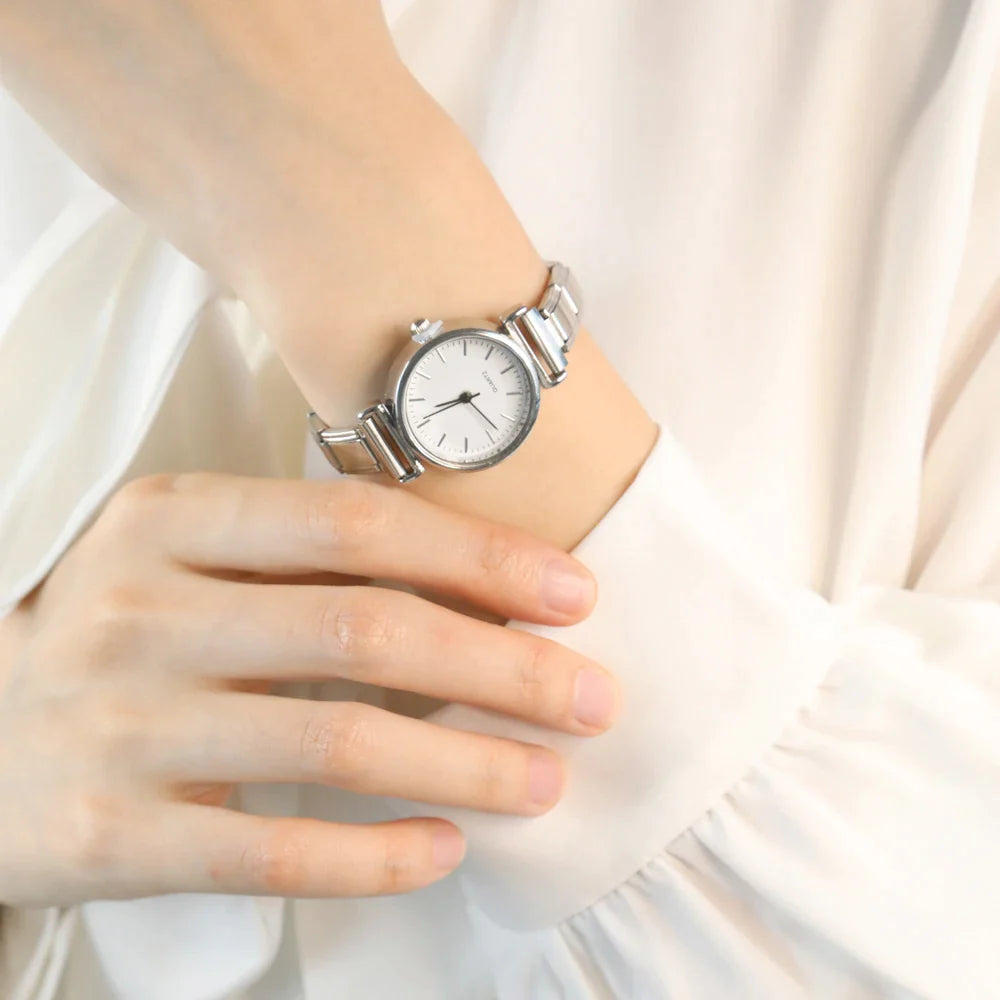 Modische Damenuhr aus Edelstahl in Weiß und Schwarz