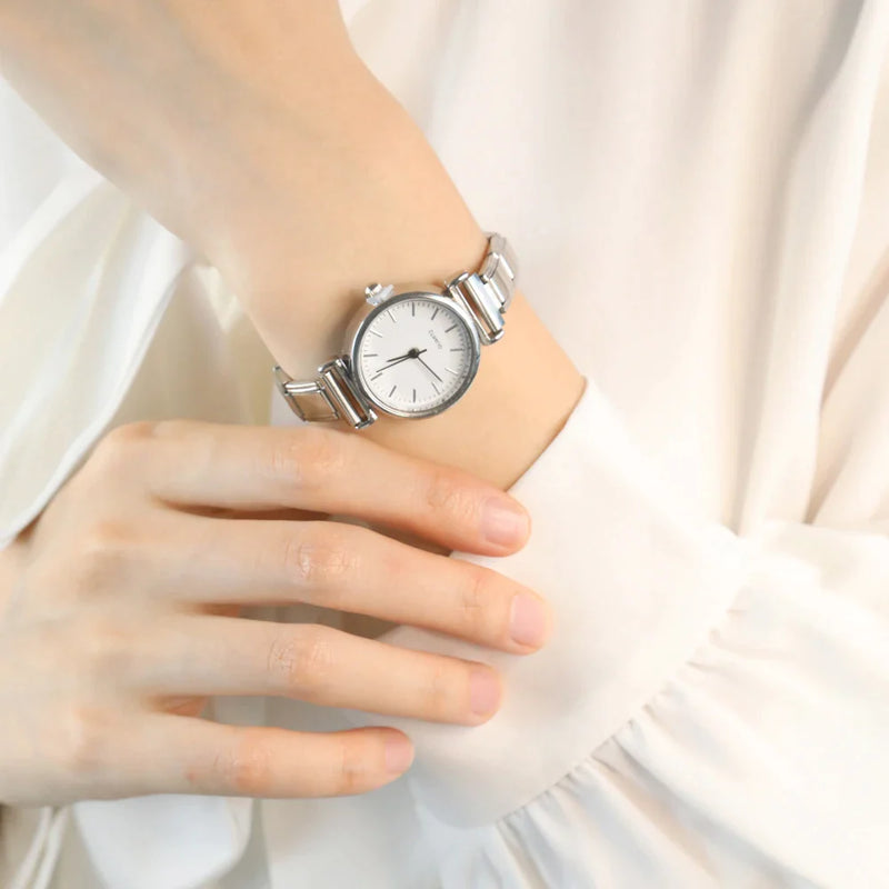 Modische Damenuhr aus Edelstahl in Weiß und Schwarz