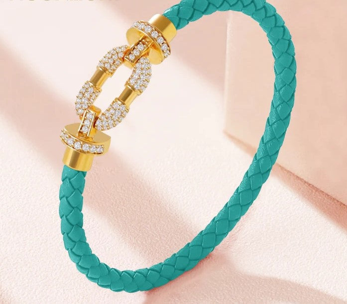 Rundes, mit Kristallen geflochtenes Lederarmband