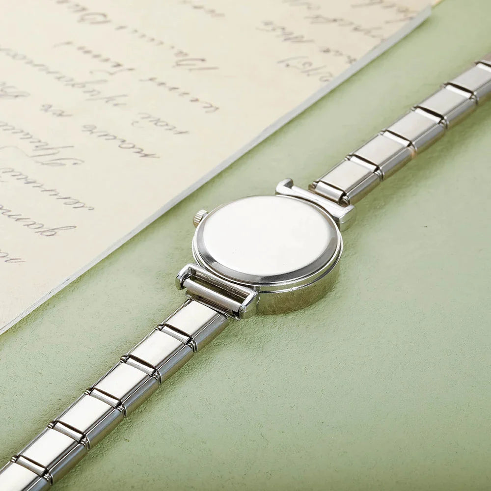 Modische Damenuhr aus Edelstahl in Weiß und Schwarz