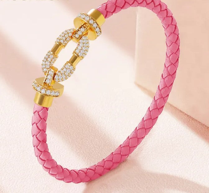 Rundes, mit Kristallen geflochtenes Lederarmband