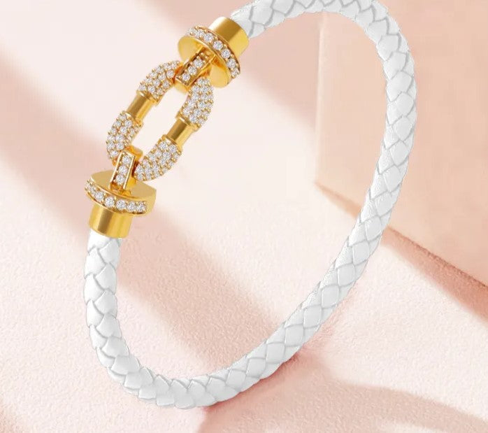 Rundes, mit Kristallen geflochtenes Lederarmband