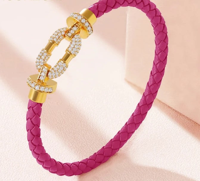 Rundes, mit Kristallen geflochtenes Lederarmband