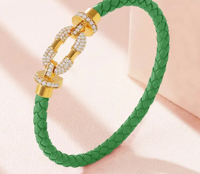 Rundes, mit Kristallen geflochtenes Lederarmband