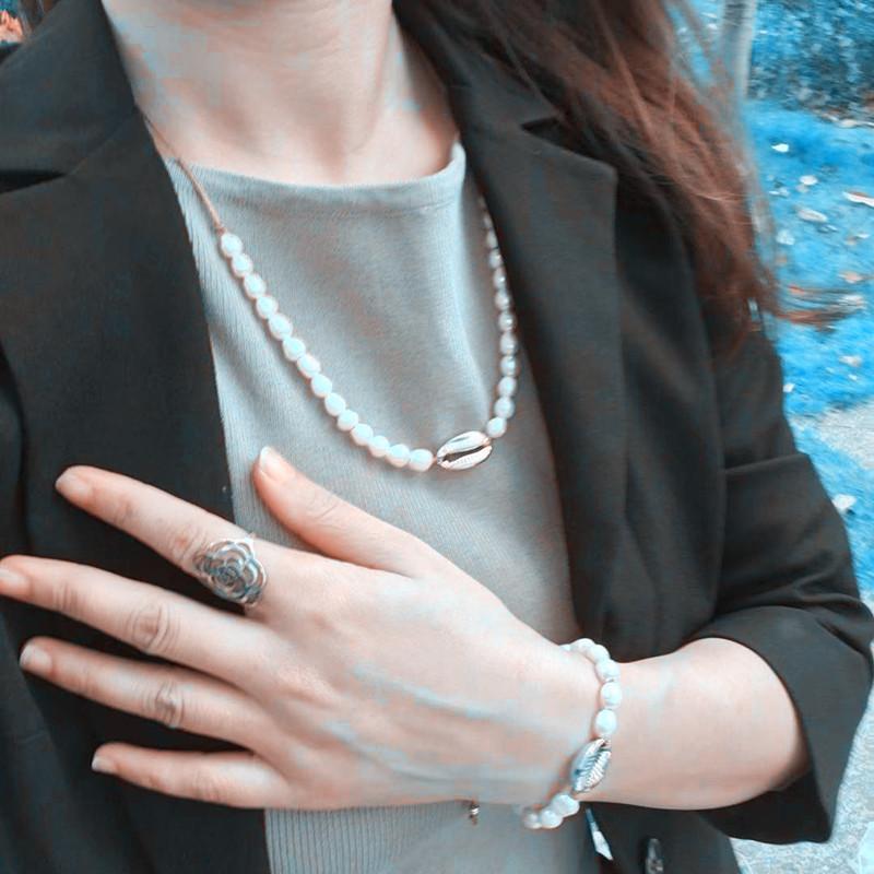 Halskette Und Armband Von Meeresschalen Und Perlen