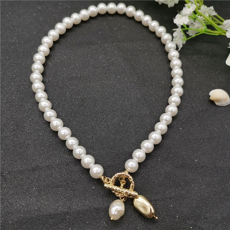 Halskette Und Armband Von Meeresschalen Und Perlen