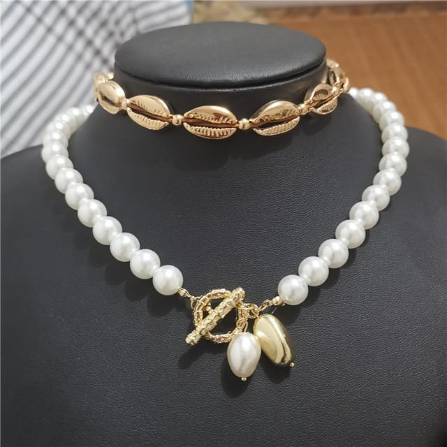 Halskette Und Armband Von Meeresschalen Und Perlen