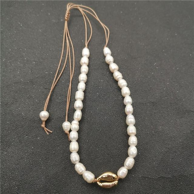 Halskette Und Armband Von Meeresschalen Und Perlen