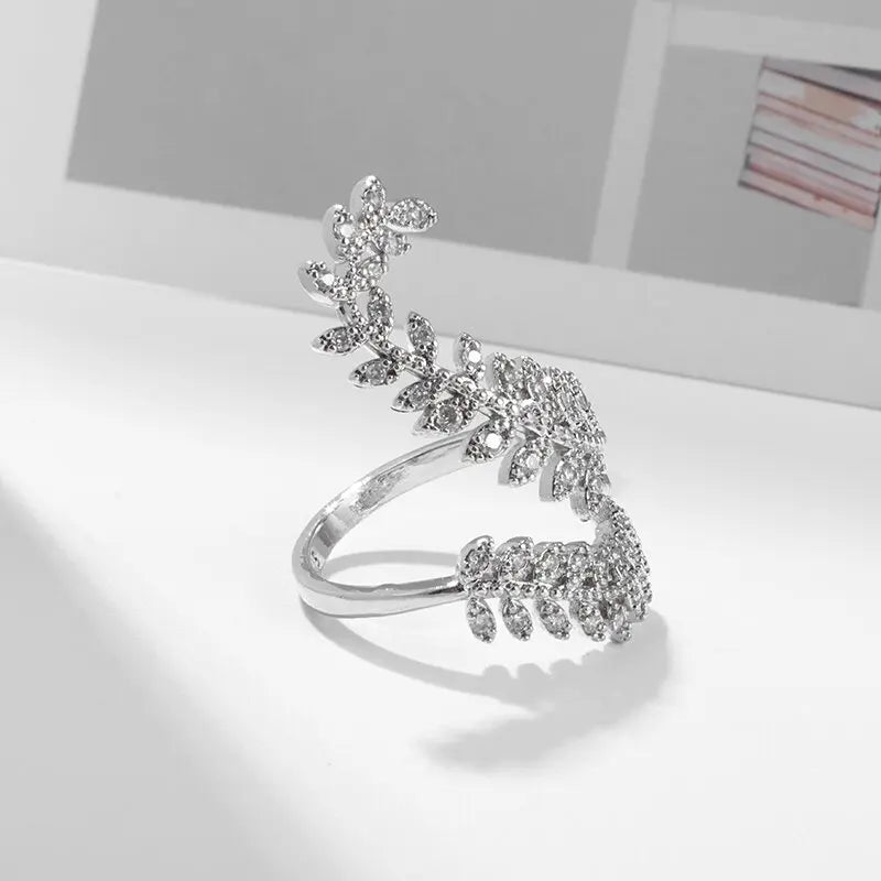 Offener Ring mit hohlem Zirkon im exquisiten Design der Spitzenklasse