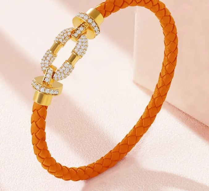 Rundes, mit Kristallen geflochtenes Lederarmband