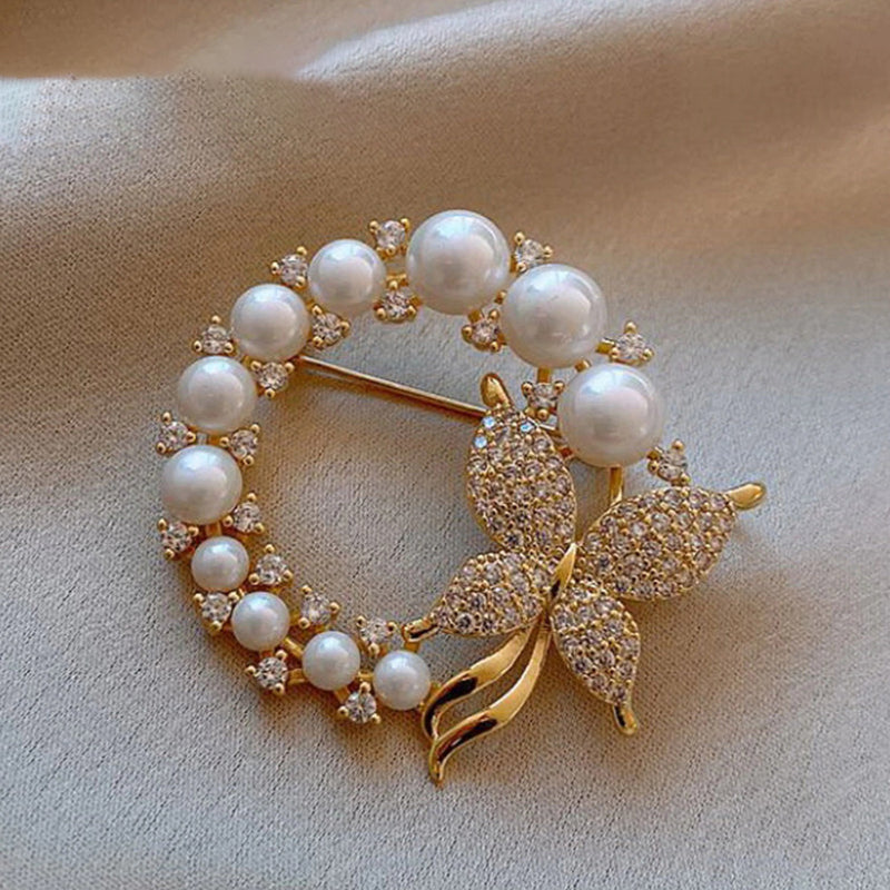 Atemberaubender Strass Und Perle, Die Mit Broschenbroschen Gesteckt Werden