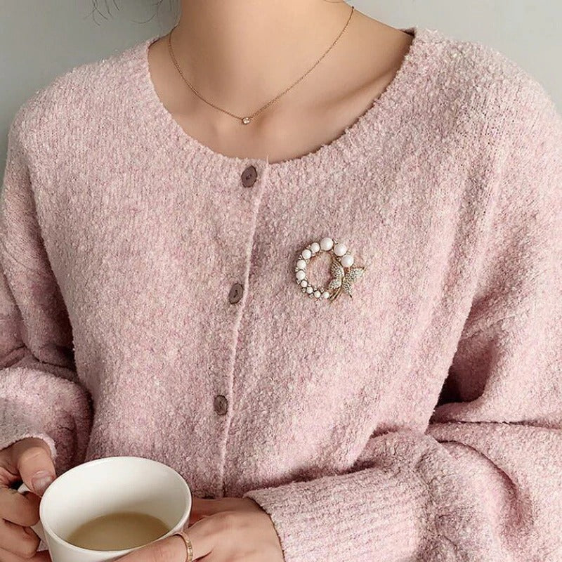 Atemberaubender Strass Und Perle, Die Mit Broschenbroschen Gesteckt Werden