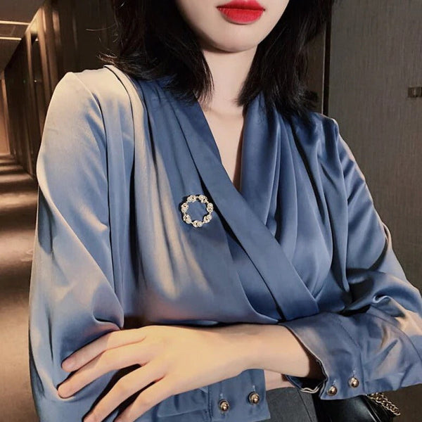 Atemberaubender Strass Und Perle, Die Mit Broschenbroschen Gesteckt Werden