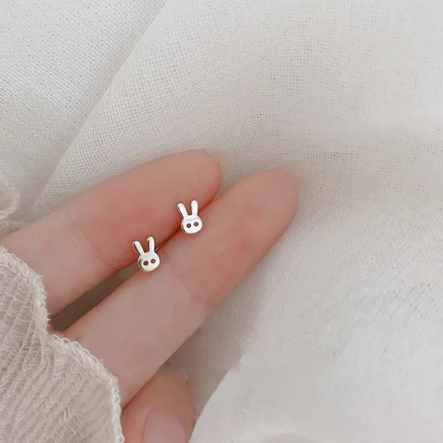 Zarte minimalistische versilberte Ohrstecker für Frauen mit kleinen Herz-, Mond-, Stern- und Hasenmotiven