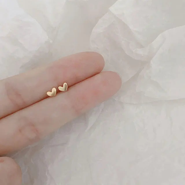 Zarte minimalistische versilberte Ohrstecker für Frauen mit kleinen Herz-, Mond-, Stern- und Hasenmotiven