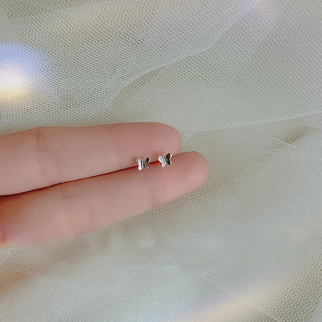 Zarte minimalistische versilberte Ohrstecker für Frauen mit kleinen Herz-, Mond-, Stern- und Hasenmotiven