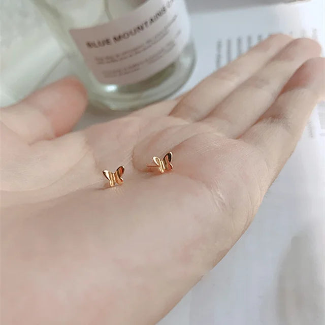 Zarte minimalistische versilberte Ohrstecker für Frauen mit kleinen Herz-, Mond-, Stern- und Hasenmotiven