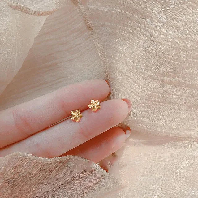 Zarte minimalistische versilberte Ohrstecker für Frauen mit kleinen Herz-, Mond-, Stern- und Hasenmotiven