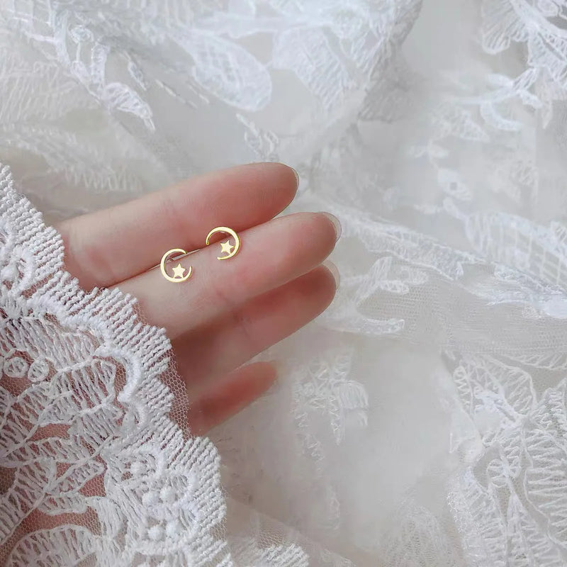 Zarte minimalistische versilberte Ohrstecker für Frauen mit kleinen Herz-, Mond-, Stern- und Hasenmotiven