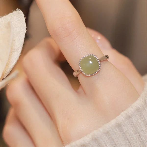 Eleganter verstellbarer Damenring mit Jade-Quadrat - Hochwertiger Schmuck für Hochzeiten