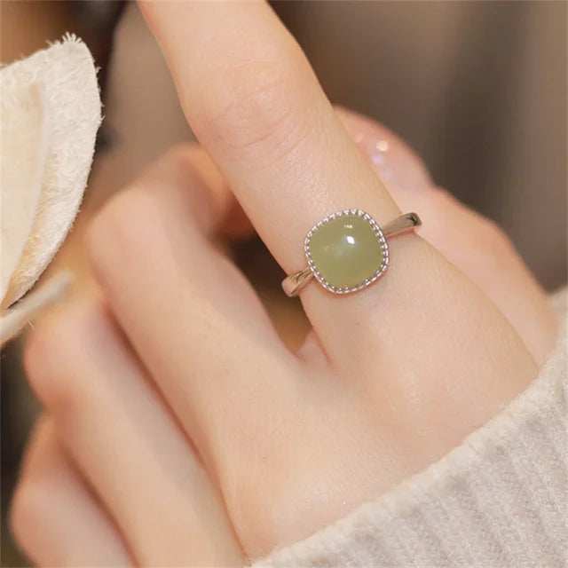 Eleganter verstellbarer Damenring mit Jade-Quadrat - Hochwertiger Schmuck für Hochzeiten