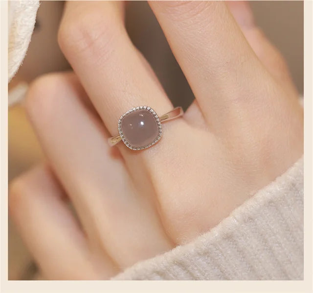 Eleganter verstellbarer Damenring mit Jade-Quadrat - Hochwertiger Schmuck für Hochzeiten