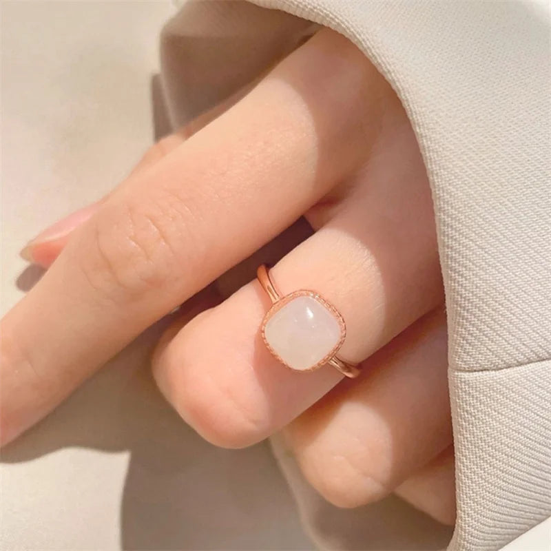 Eleganter verstellbarer Damenring mit Jade-Quadrat - Hochwertiger Schmuck für Hochzeiten