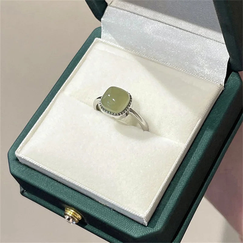Eleganter verstellbarer Damenring mit Jade-Quadrat - Hochwertiger Schmuck für Hochzeiten