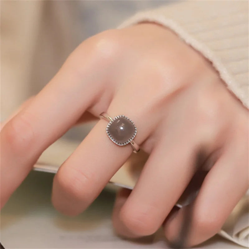 Eleganter verstellbarer Damenring mit Jade-Quadrat - Hochwertiger Schmuck für Hochzeiten