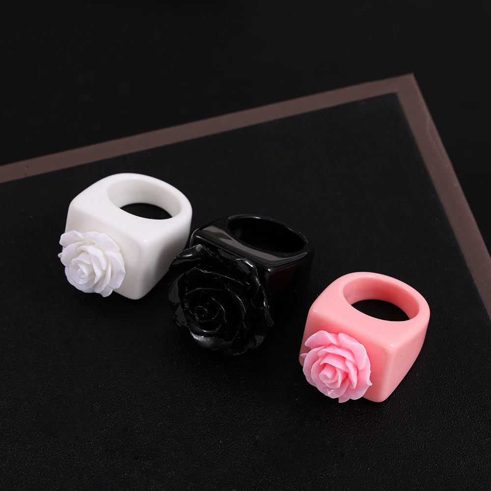 Modischer koreanischer schwarzer weißer pinker Blumenharz-Acrylquadratring, geometrischer großer Ring für Frauen und Mädchen, Modeschmuckgeschenk