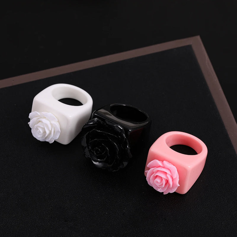 Modischer koreanischer schwarzer weißer pinker Blumenharz-Acrylquadratring, geometrischer großer Ring für Frauen und Mädchen, Modeschmuckgeschenk