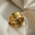 Glamouröser breiter Ring aus Edelstahl mit 18 Karat vergoldeter IP-Beschichtung für Frauen - Hochzeitsband mit 13 mm Breite - Schmuck