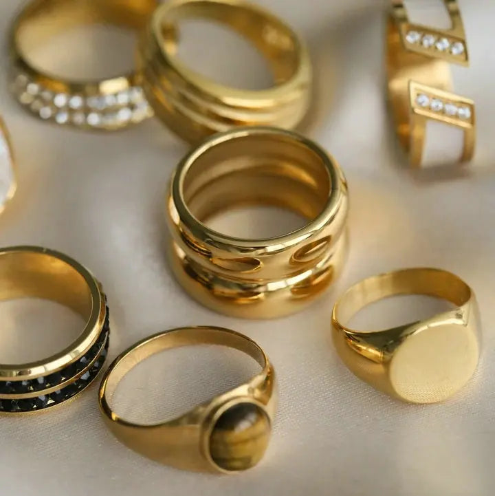 Glamouröser breiter Ring aus Edelstahl mit 18 Karat vergoldeter IP-Beschichtung für Frauen - Hochzeitsband mit 13 mm Breite - Schmuck
