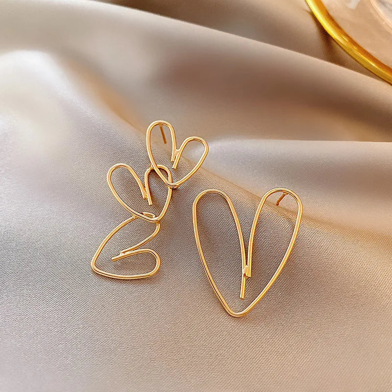 Elegante asymmetrische Herz-Statement-Ohrringe für Damen, modischer goldfarbener geometrischer Emaille-Metall-Ohrringe, trendiger Party-Schmuck, Geschenk