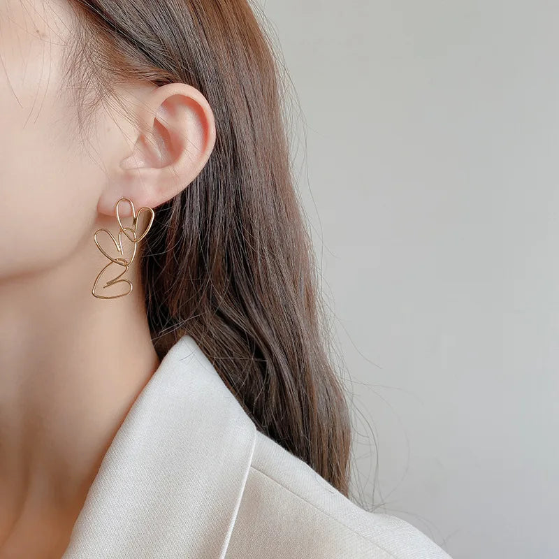 Elegante asymmetrische Herz-Statement-Ohrringe für Damen, modischer goldfarbener geometrischer Emaille-Metall-Ohrringe, trendiger Party-Schmuck, Geschenk